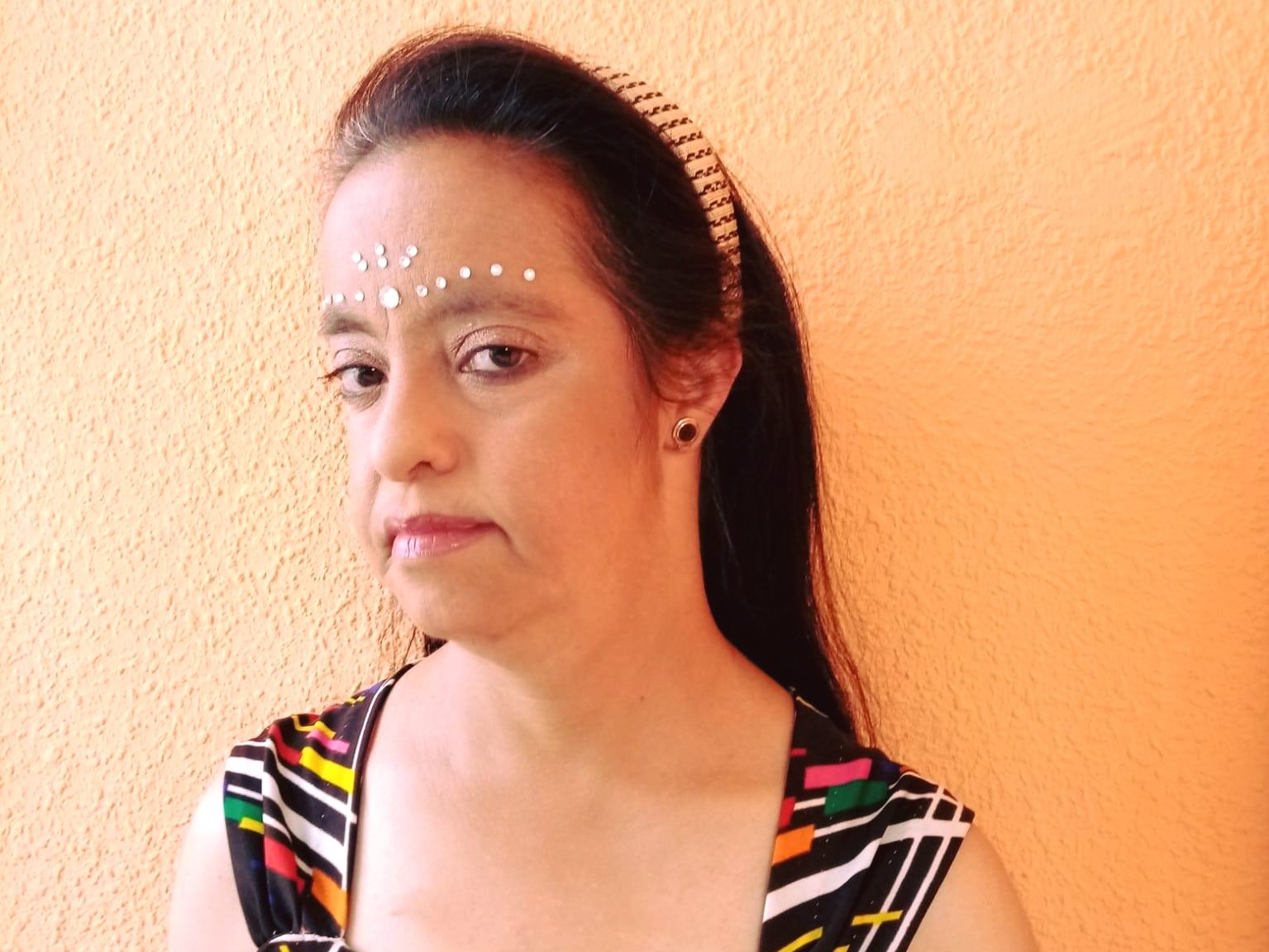 Mujer con síndrome de Down maquillada