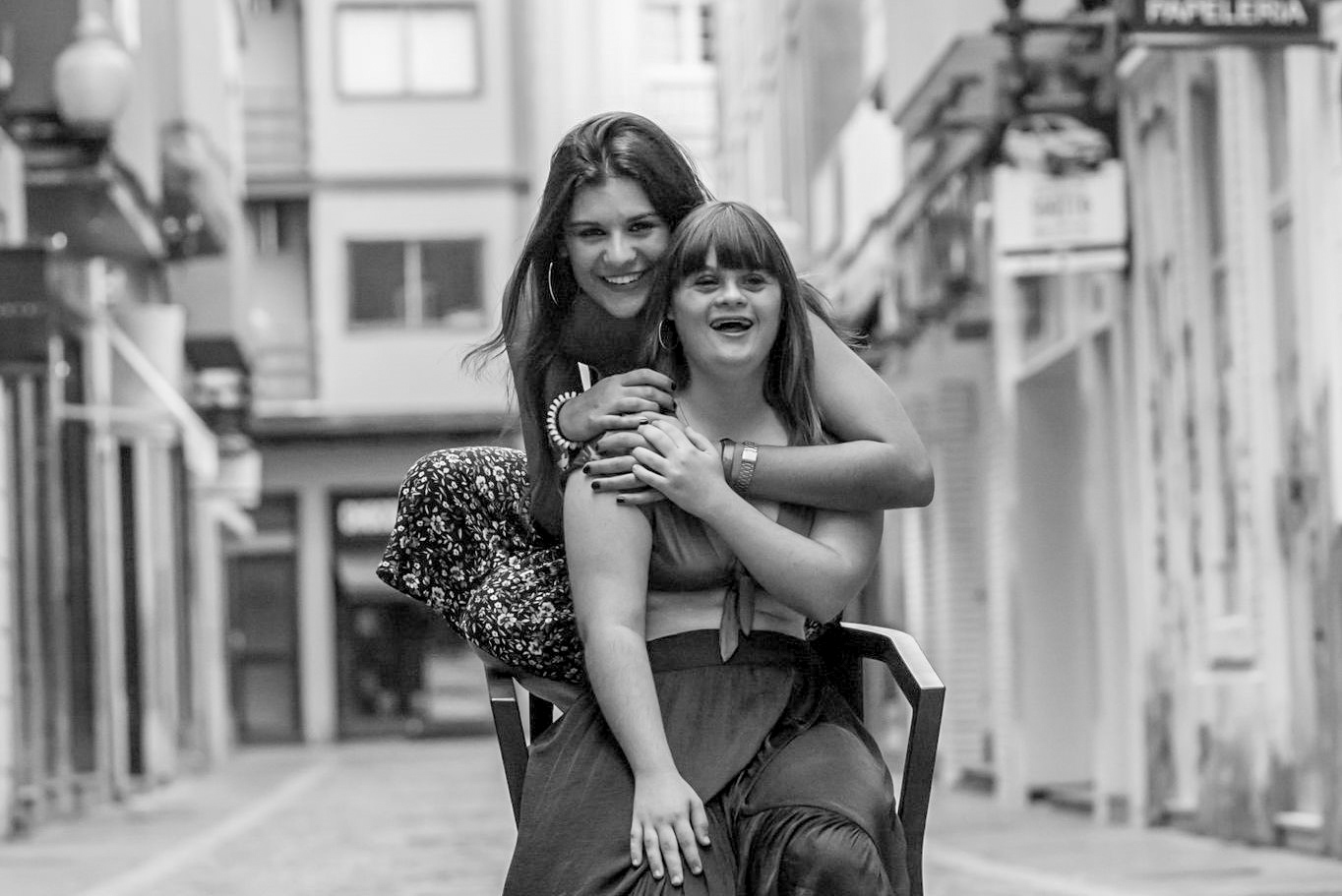 Persona con síndrome de Down con su hermana